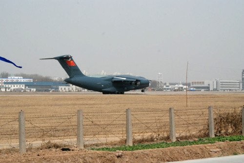 Máy bay vận tải cỡ lớn Y-20 tiếp tục bay thử sau khi được sơn lại.